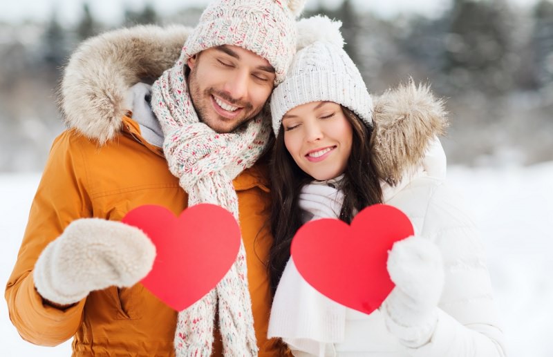 coppia uomo donna innamorati felici cuori san valentino