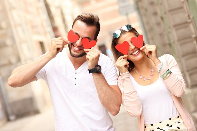 giovane sorridente coppia uomo donna cuori occhi