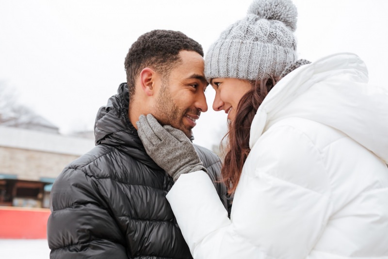 innamorati inverno carezza sorriso san valentino