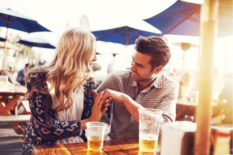 seduzione coppia uomo donna incontro bar lido birra