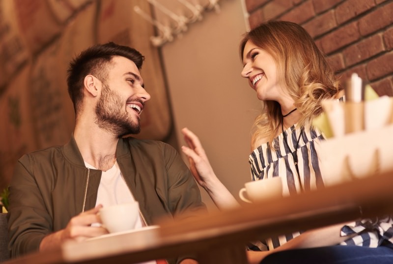 uomo sorridente incontra donna bar caff conquistare conoscere seduzione