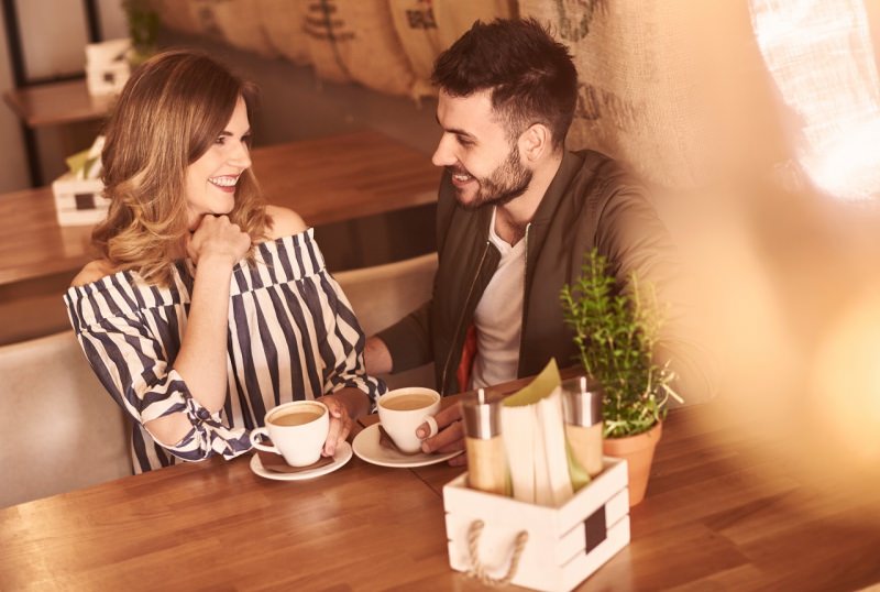 donna sorridente seduta al bar uomo seduzione incontro caff conquistare