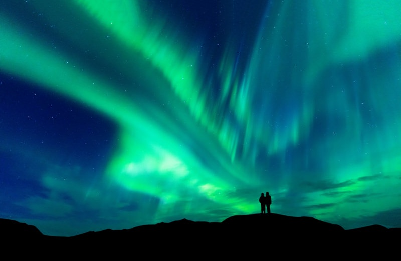 innamorati osservano aurora boreale viaggi san valentino