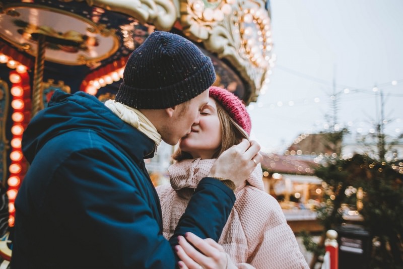 amanti coppia uomo donna innamorati bacio giostre