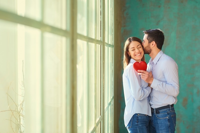 coppia innamorati cuore san valentino bacio