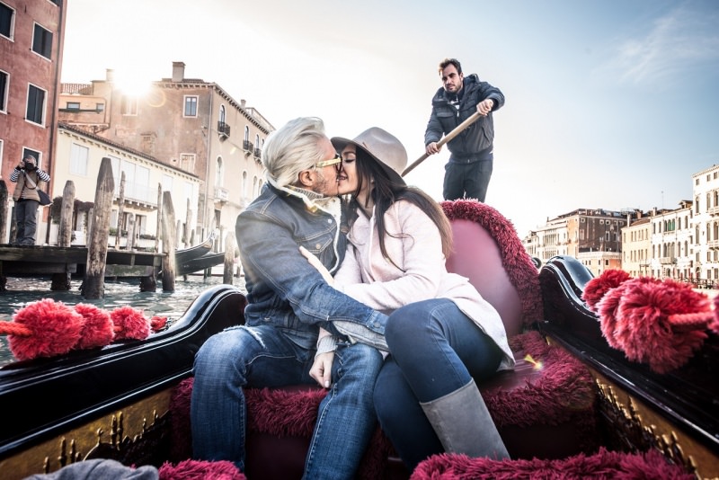 innamorati su gondola venezia bacio