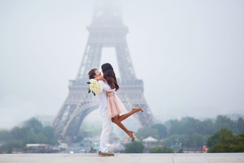 coppia innamorati Parigi Tour Eiffel abbraccio