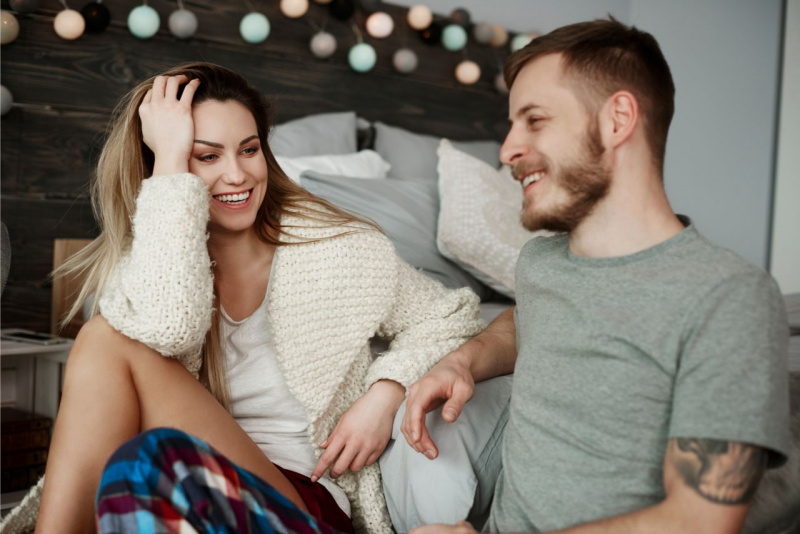 dolcezza gioco di sguardi come sedurre uomo bella donna sorriso 