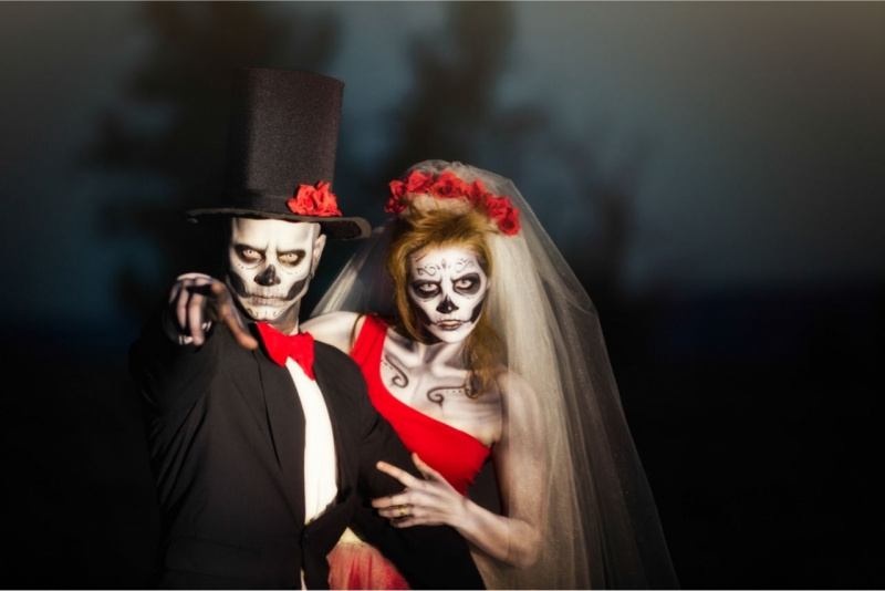 uomo donna trucco make up Halloween sposa velo fiori rossi papillon rosso