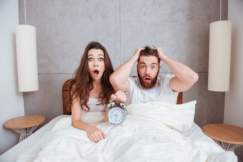coppia donna uomo letto sveglia mattina trauma ora legale
