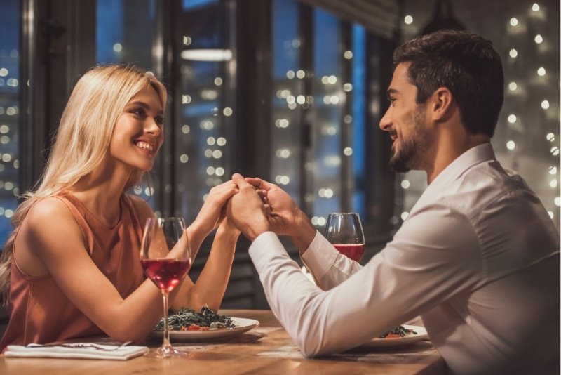 giovane coppia incontro ristorante bionda sorrisi conquistare