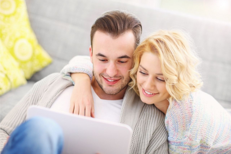 giovane bella coppia uomo donna guardano notebook sorrisi