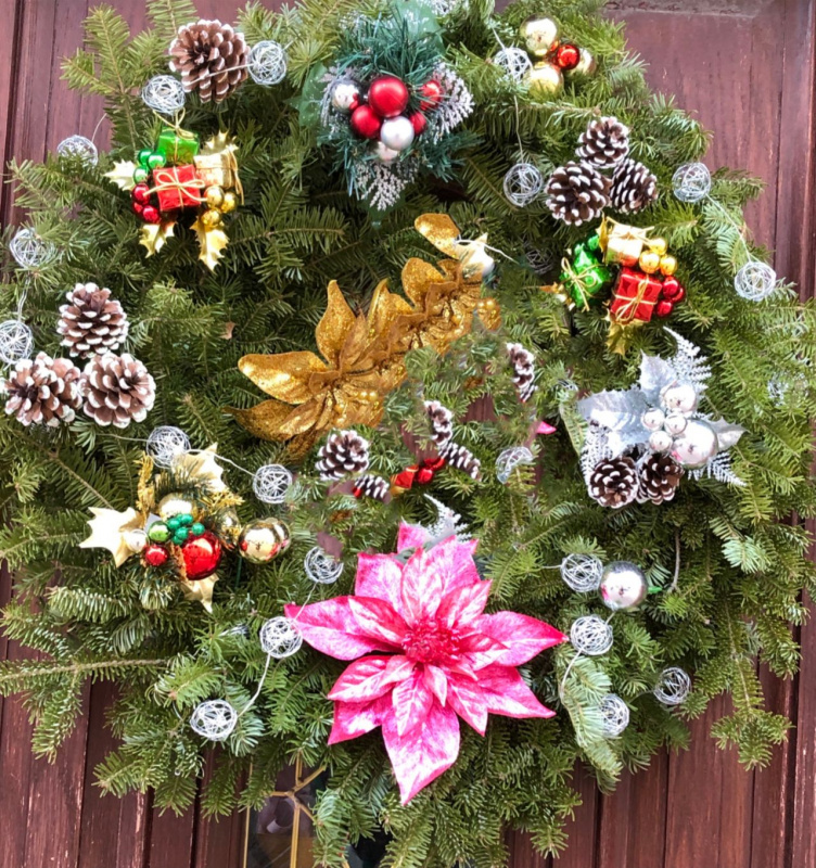 ghirlanda corona dietro porta rami abete verdi pigna pacchi regalo decorazioni natalizie shabby chic