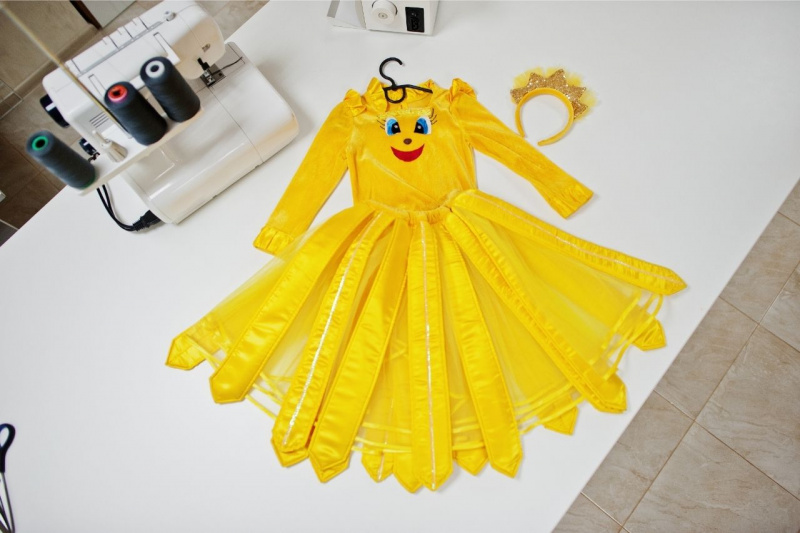 abito fatto a mano giallo costume di carnevale raggio di sole macchina per cuciire