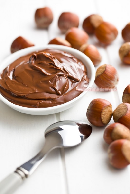 crema alle nocciole nutella ciotola cucchiaio