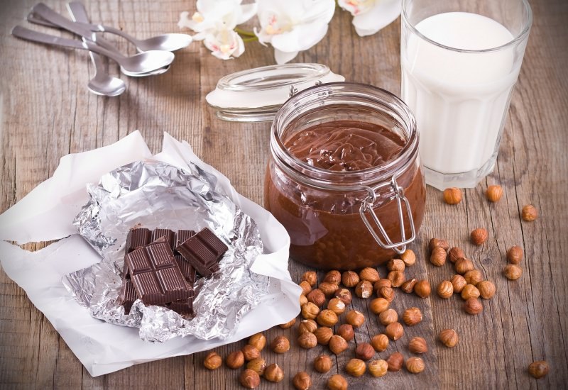 crema cioccolato fondente fatta in casa nocciole barattolo vetro coperchio ermetico fiori orchidea