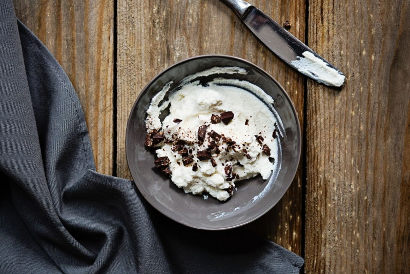 ciotola con ricotta e scaglie di cioccolato fondente