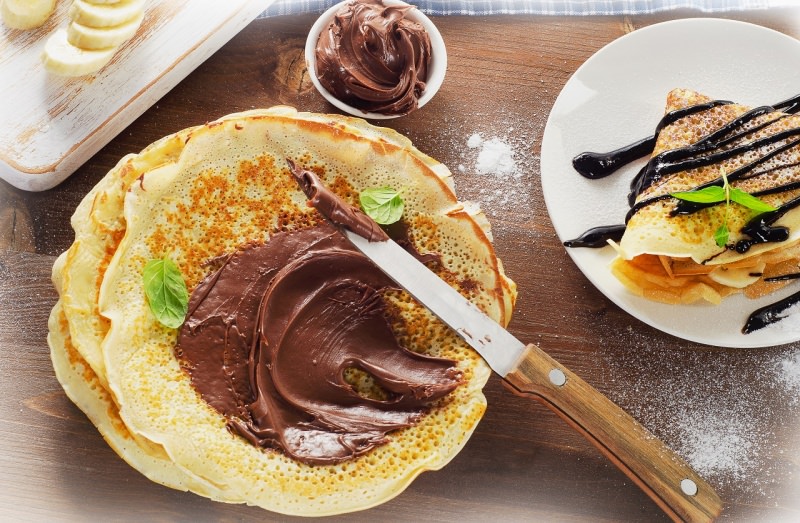 farcire crpes nutella crema spalmabile nocciole tagliere coltello rondelle banana