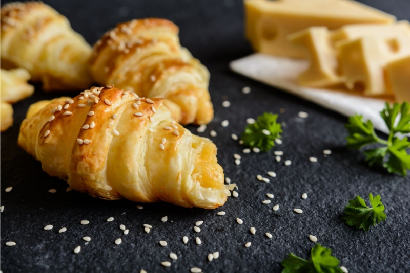 croissant cornetti farciti formaggio emmentaler semi di sesamo bianco