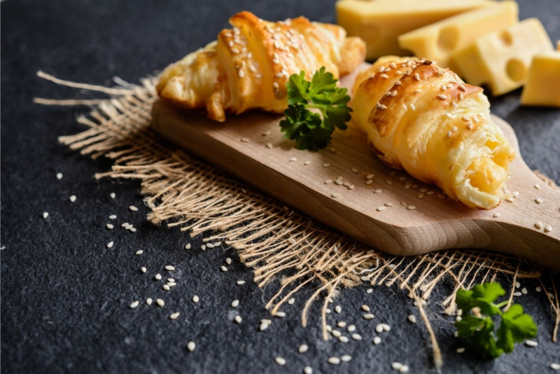 tagliere di legno su centro iuta croissant formaggio emmentaler