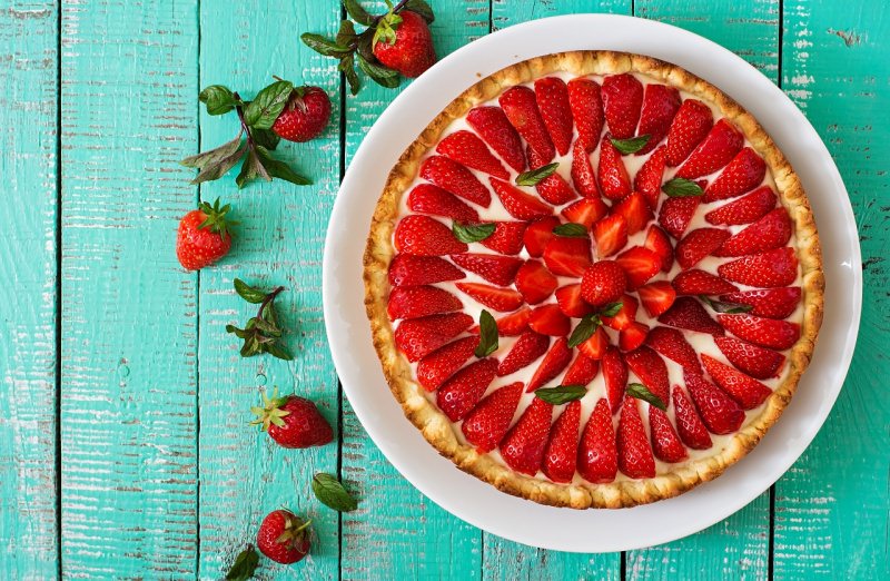 Crostata di fragole con crema di limone e panna dolce dessert