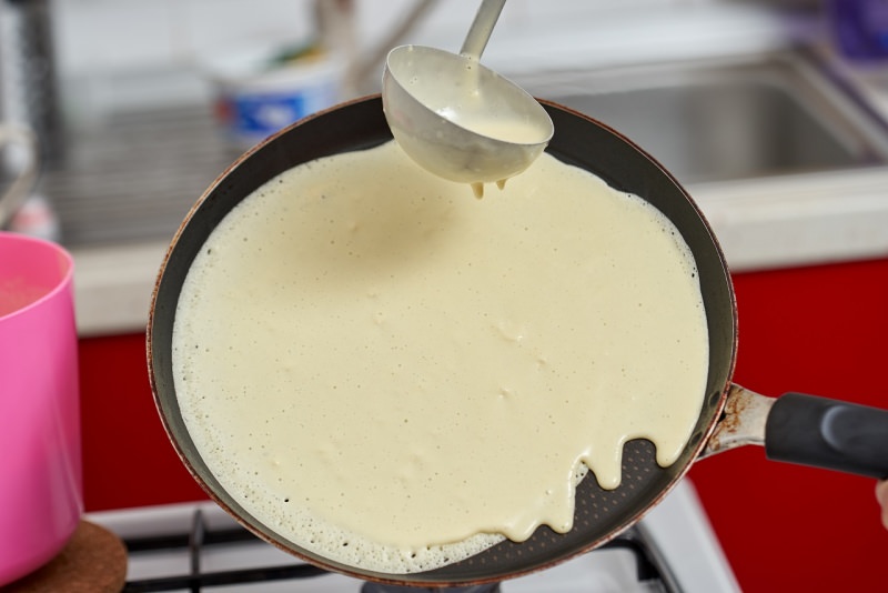 preparazione crpes padella piano cottura impasto mestolo