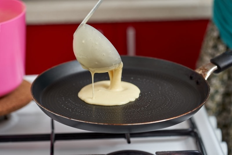 preparazione crpes padella mestolo impasto