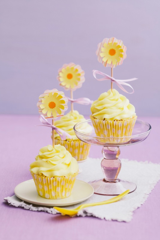 cupcake con cuore di crema pasticciera alzatina