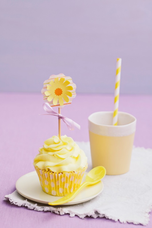 cupcake con cuore di crema pasticciera bicchiere cannuccia