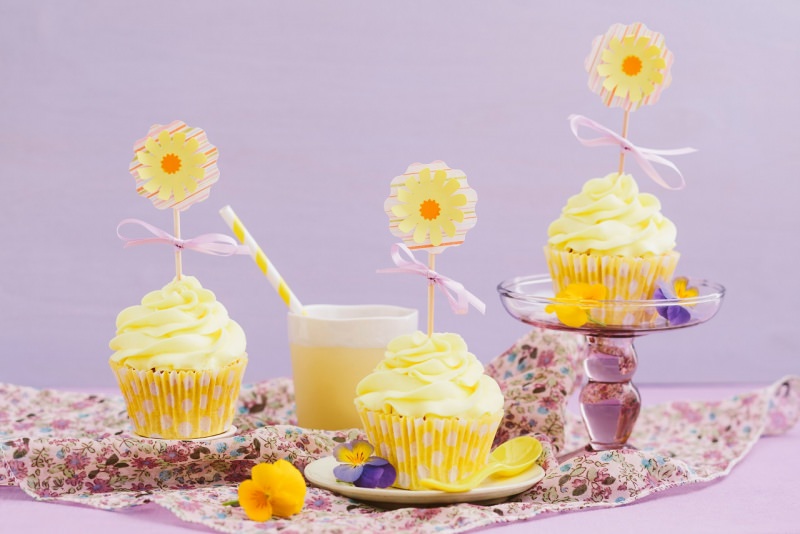 cucake con cuore di crema pasticciera gialla fiore viole 
