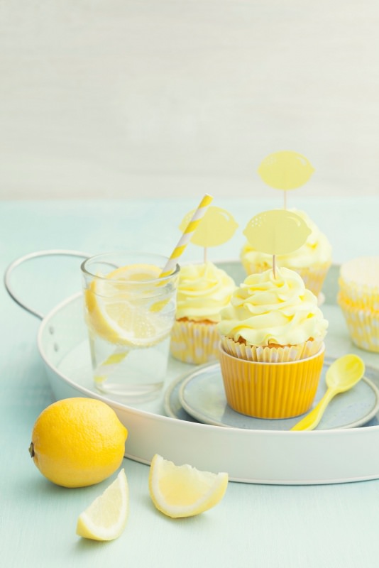 cupcake con cuore di crema pasticciera vassoio limone cannuccia