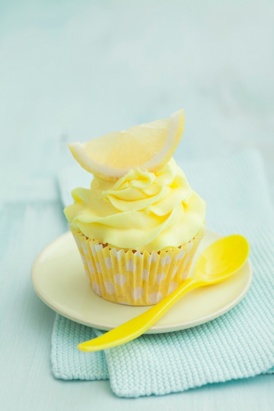 cupacake con cuore di crema pasticciera mezza fetta di limone