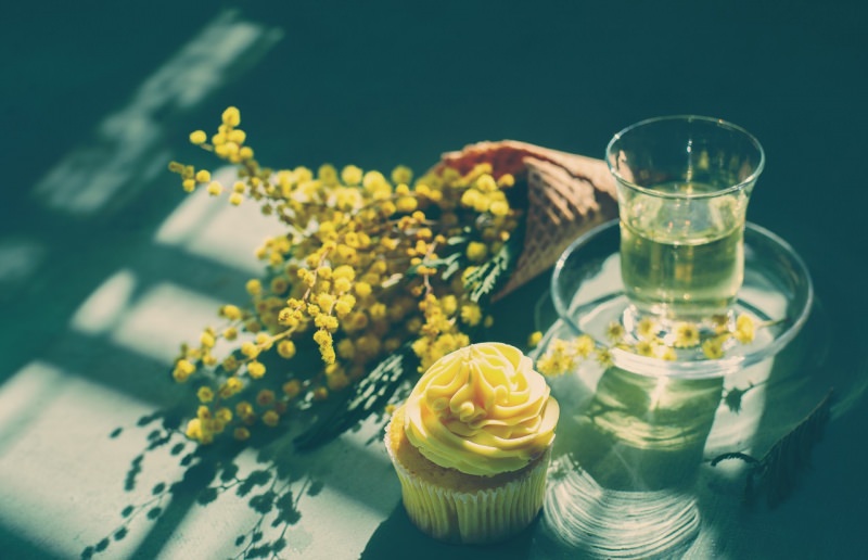 cupcake con crema pasticciera fiori mimosa bicchierino liquore