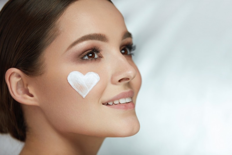 viso donna bella crema sulla pelle a forma di cuore