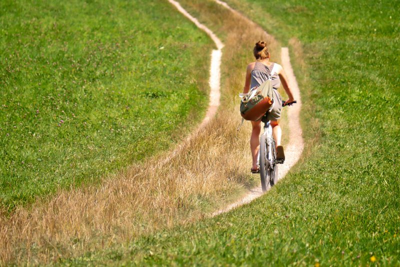 mountain bile donna strada campagna erba prato