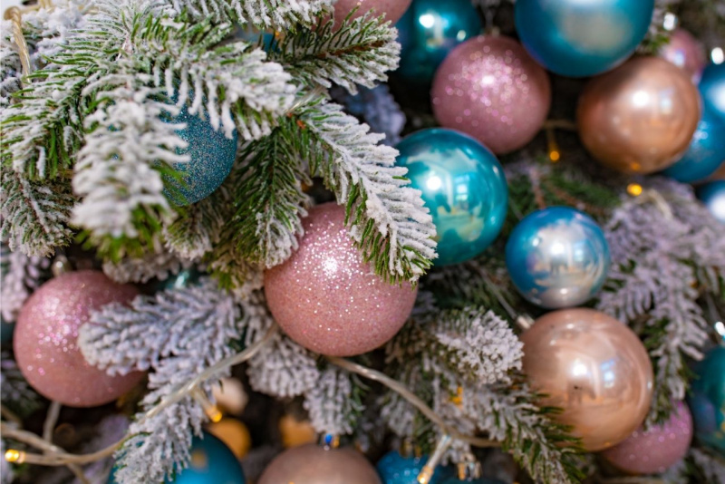 palline natalizie rosa glitter azzurro turchese ramo abete neve