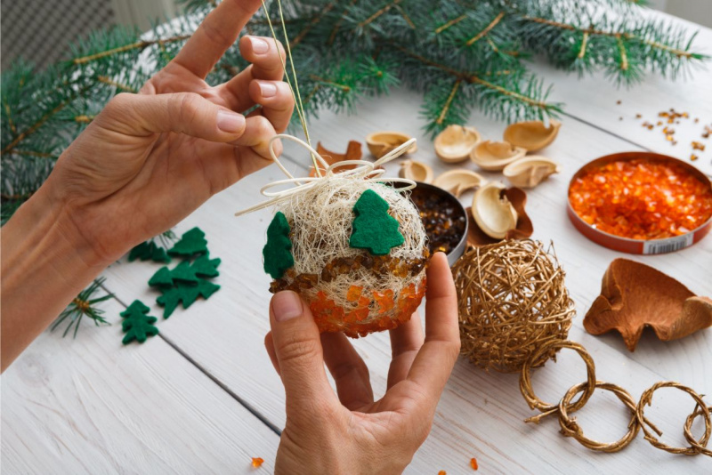 pallina albero di natale rattan materiale naturale rami verdi feltro pagletta pietre arancione marrone