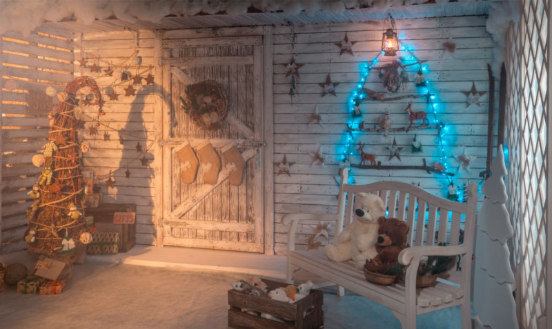 albero di natale fatto con rami secchi decorazioni natalizie di legno pacchi regalo albero a parete luci led azzurro renne panchina cassetta peluche giocattoli