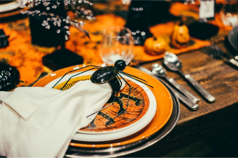 tavola apparecchiata Halloween fiori vasi nero arancione