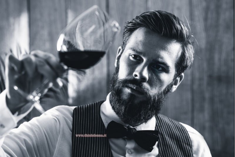 degustare vino uomo barba calice 