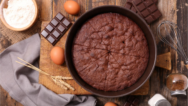 ingredienti preparazione ricetta torta al cioccolato fondente farina uovo spiga tagliere legno