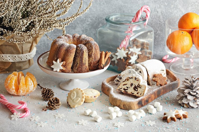 dolci biscotti dessert tavola apparecchiata a festa di natale pianta erica bianca mandarino arance bastoncini di zucchero