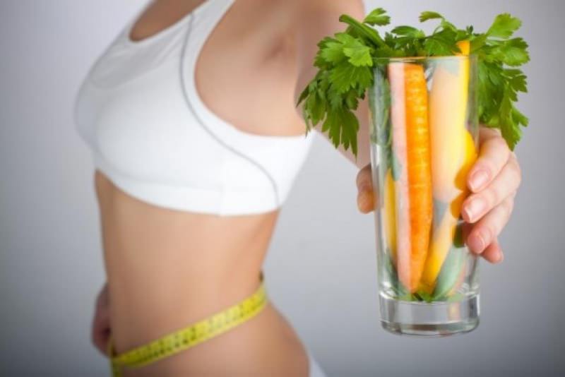 dieta detox rimodellante donna completo fitness top bianco metro sarta offre bicchiere vetro carote sedano