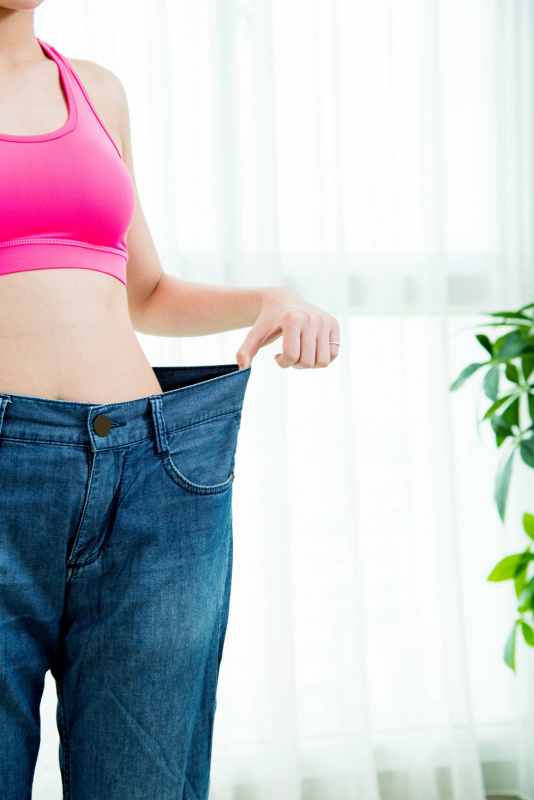 silhouette fisico corpo donna perdere peso dimagrire jeans larghi