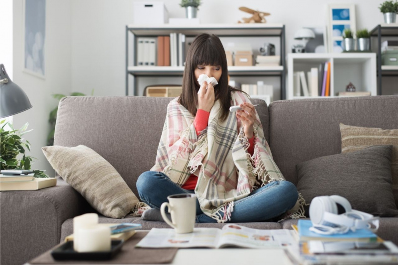 donna ammalata influenza raffreddore casa