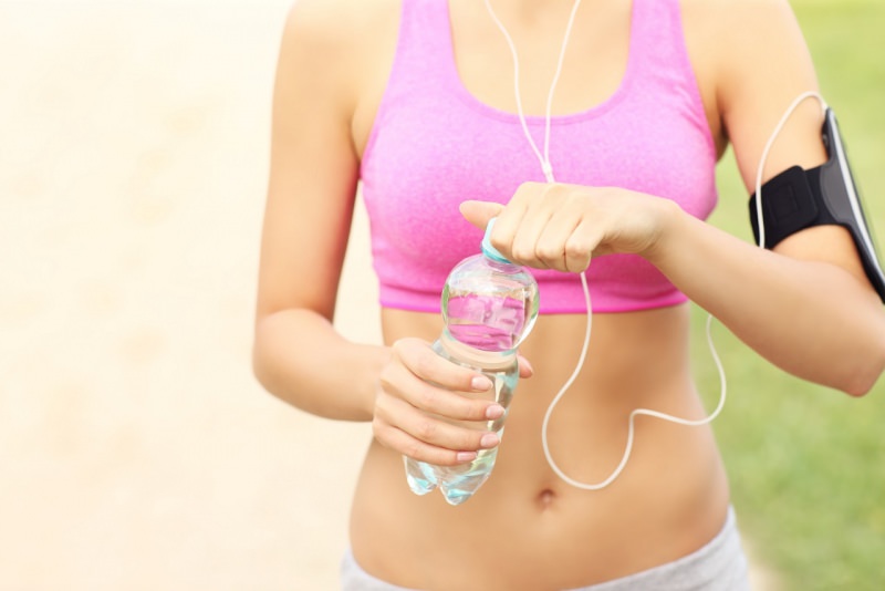 corpo donna atletico abbigliamento fitness bottiglia acqua