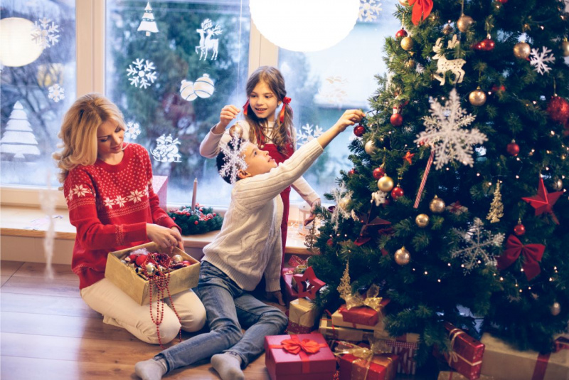 decorazioni natalizie in famiglia decorazioni albero di natale fiocchi neve renne sfere palline oro rosso rami abete