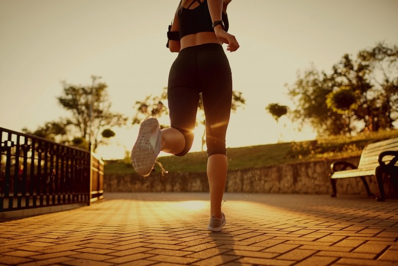 donna corre aperto luce sole