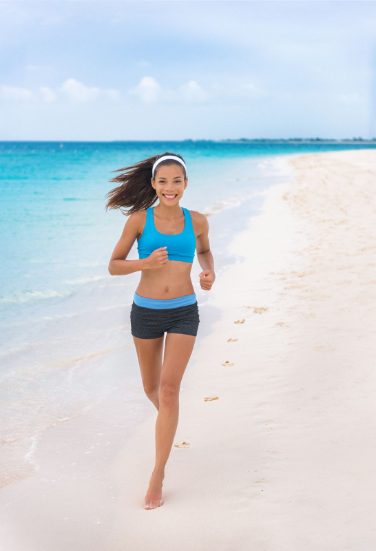camminare in riva al mare sabbia spiaggia bella donna atletica