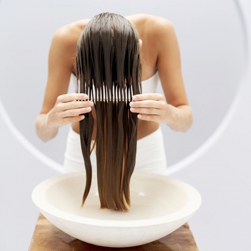 shampoo applicazione maschera donna pettina capelli lunghi bagnati